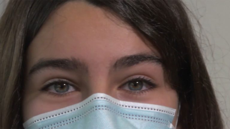 Mirada d'una noia amb mascareta