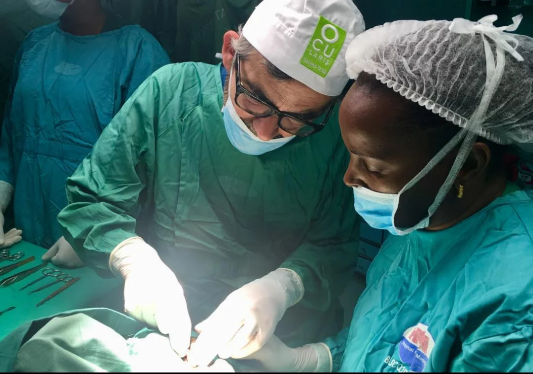 Dr. Jon Federio durante una cirugía de oculoplastia