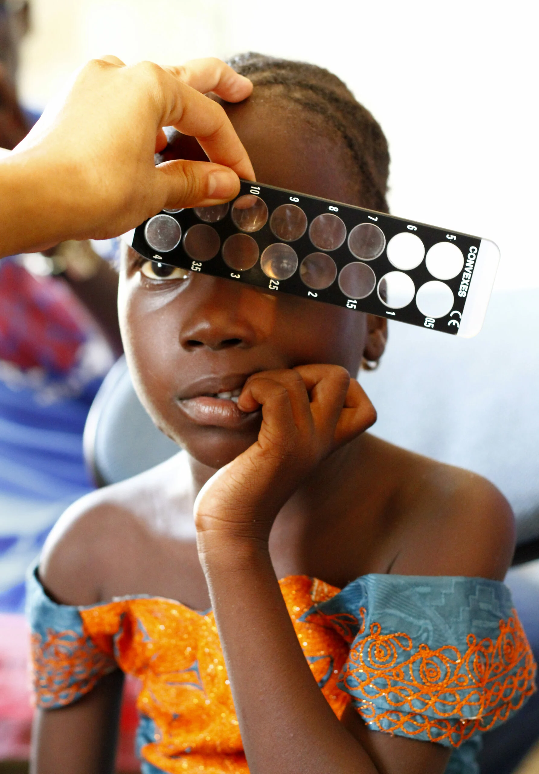 Niña durante una revisión de la vista en Dakar
