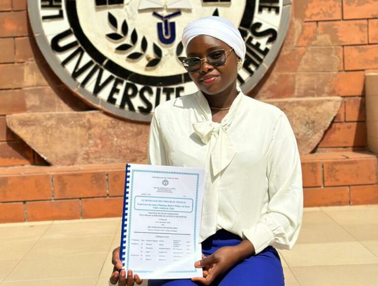 Mame Khadi Micheline Djiba con su título de la Universidad Iba Der Thiam de Thiès